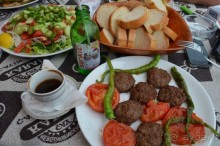 Обед по-турецки на берегу Чёрного моря в Трабзоне. 