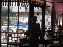 На заднем плане территория с бассеином