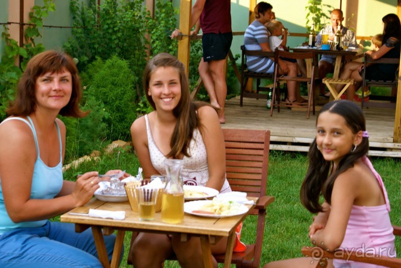 большая зеленая территория, уютный комфортабельный пансионат с питанием.