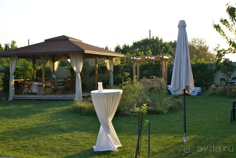 большая зеленая территория, уютный комфортабельный пансионат с питанием.