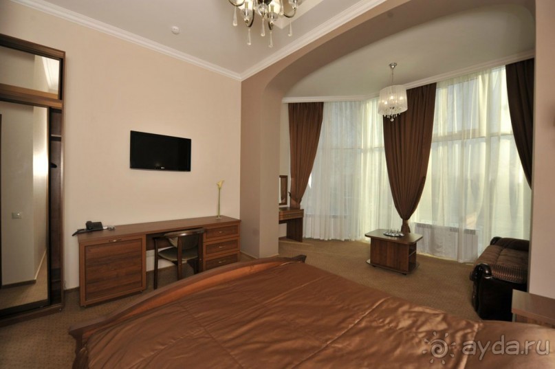 Ресторанно-гостинечный комплекс "CRYSTAL"