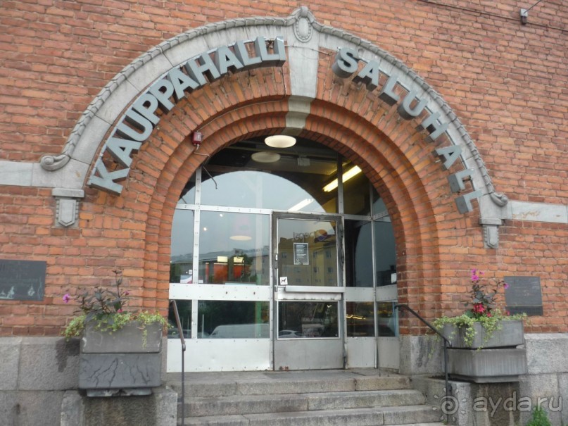 Вход в крытый рынок (напротив отеля)