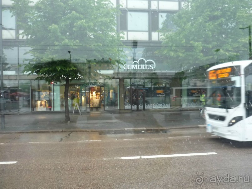 Вид на отель с трамвайной остановки (за автобусом выход из метро)