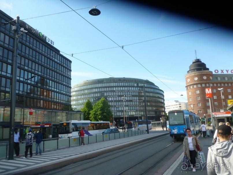 Вид на отель (слева) и остановки общественного транспорта