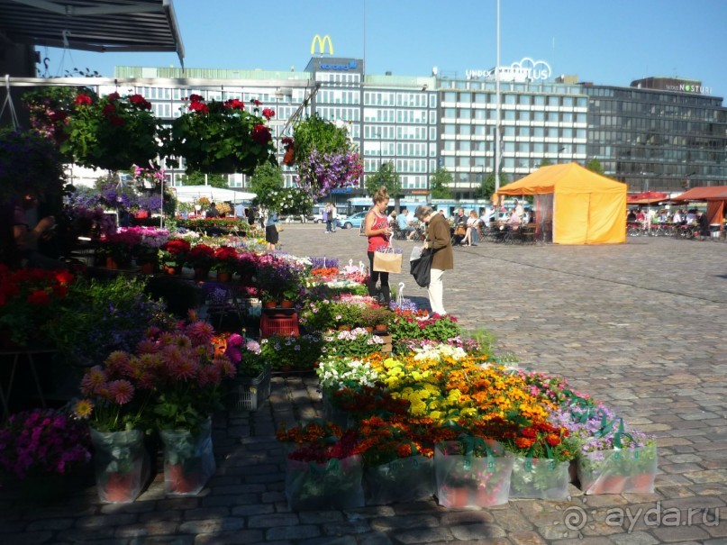 Вид с рынка на отель