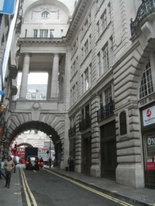 На "белые ночи" в Италию через Лондон и Ригу