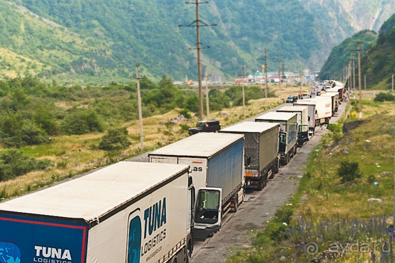 Граница между Россией и Грузией проходит в мозговых полушариях. КПП Верхний Ларс.