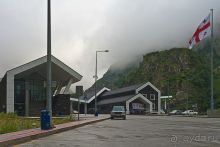 Граница между Россией и Грузией проходит в мозговых полушариях. КПП Верхний Ларс.