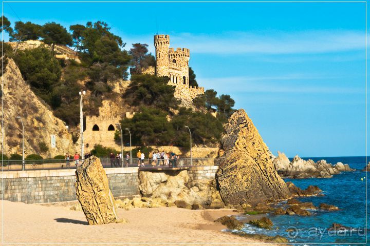 Вид на частный замок