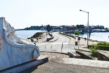 Вот впереди показалась главная достопримечательность побережья - древний город Несебър: