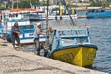 Покушав, можно посидеть на набережной, созерцая как люди работают:

 Ну, и в заключении, так сказать, итог. Я Болгарии не понравился. Цены высокие, а уровень сервиса низкий. Цыгане не дают расслабится и постоянно держат тебя в тонусе. Может все дело в нашей кириллице, может она просто не сочетается с отдыхом? Я для себя решил, что по доброй воле в Болгарию больше не поеду, заставить меня туда вернуться могут только билеты по цене 50 евро, причем в два конца.