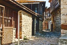 Якобы городу уже более двух тысячилетий. Все экскурсоводы в качестве подтверждения этой теории приводят в пример вот это: