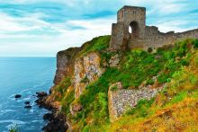 Теперь насчет достопримечательностей. С этим крайне туго. Хочу сразу же заметить, что вход везде и вся в Болгарии платный. В ближайшей перспективе будет введена плата за вход в любой супермаркет и за хождение с фотоаппаратом по улице. Причем обилечивают чаще всего предприимчивые люди, которых гоняет полиция. Ниша негров занята более "квалифицированными" цыганами. Будьте осторожны! Ну да ладно, что-то я отвлекся. Вот первая достопримечательность, называется мыс Калиакра:

Два часа лазил с фотоаппаратом в поиске хорошего ракурса, чтоб хоть как-то Вас заинтересовать.
