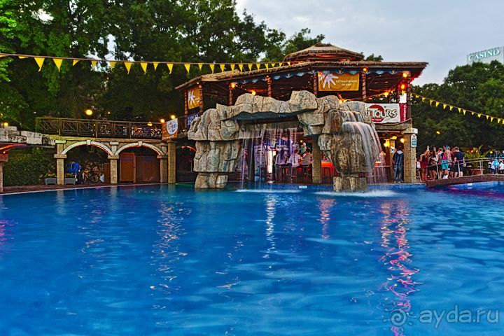  А вот здесь танцует и отдыхает молодежь:

Музыка громкая, стаканчики пластиковые, охранники невменяемые, все как у нас.