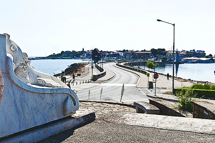 Вот впереди показалась главная достопримечательность побережья - древний город Несебър: