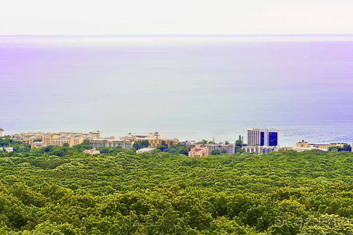 Золотые пески с ближайшей горы выглядят вот так:

Приехав к месту назначения автобус начинает развозить туристов по отелям, правильнее сказать по корпусам. Выгрузка своего багажа, как Вы понимаете тоже за свой счет. Мое серое здание располагалось не далеко от отеля с вполне болгарским названием "Норильский никель". Отдых начался.