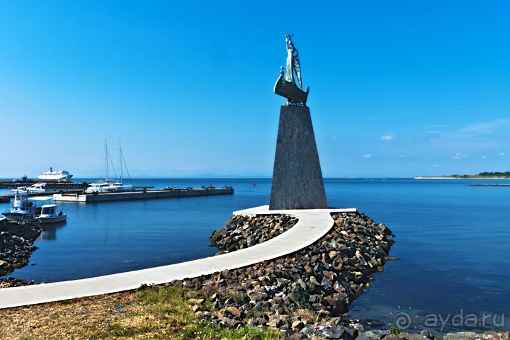 Проехав, как обычно, несуразный памятник чему-то или кому-то: