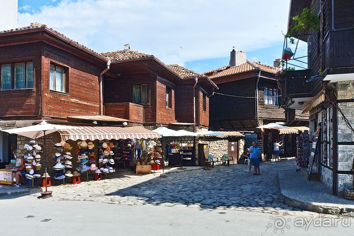 Основной жилой фонд составляют милые деревянные постройки: