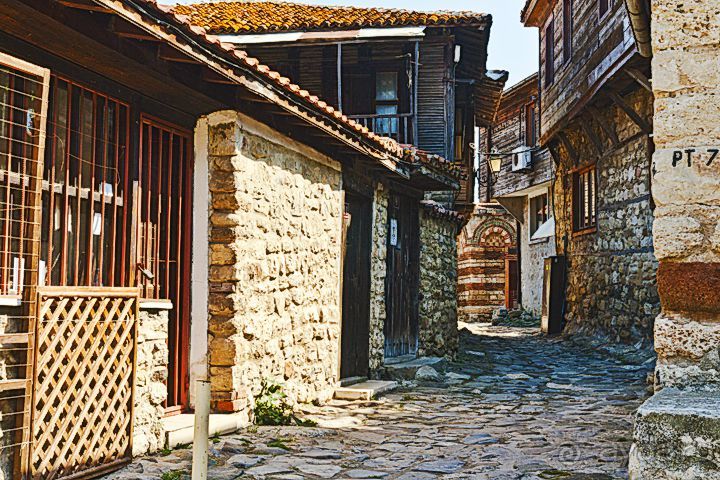 Якобы городу уже более двух тысячилетий. Все экскурсоводы в качестве подтверждения этой теории приводят в пример вот это: