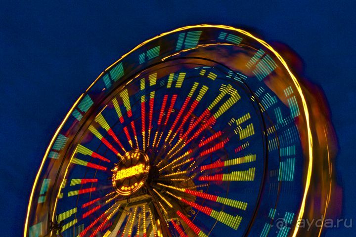 Для самых маленьких предусмотрели вот это:

Взрослые тоже могут воспользоваться случаем и взглянуть на всю эту вакханалию с высоты птичьего полета.
