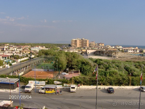 Вид из окна Grand Hotel Pinetamare (вид на город)