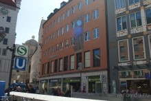 НА ЭТОЙ СТАНЦИИ ПРОХОДЯТ И ПОЕЗДА МЕТРО-U  И ЭЛЕКТРИЧКИ S