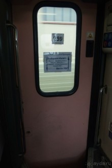 СПРАВА КНОПКА, ЧТОБЫ ОТКРЫТЬ ДВЕРЬ.