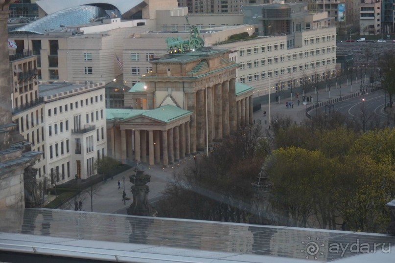 ВИД ИЗ КУПОЛА РЕЙХСТАГА, В ПРАВОМ ВЕРХНЕМ УГЛУ ПАМЯТНИК ЖЕРТВАМ  ХОЛОКОСТА
