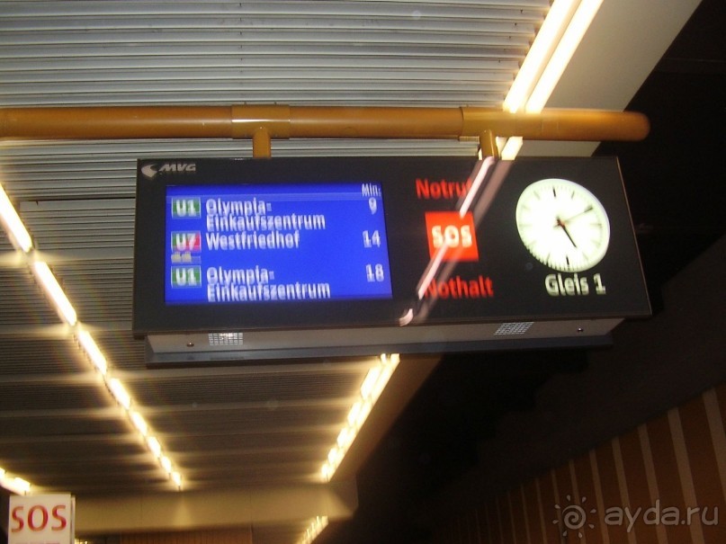 ТАБЛО С НАЗВАНИЕМ ВЕТКИ МЕТРО И ЧЕРЕЗ СКОЛЬКО МИНУТ ПРИДЕТ ПОЕЗД