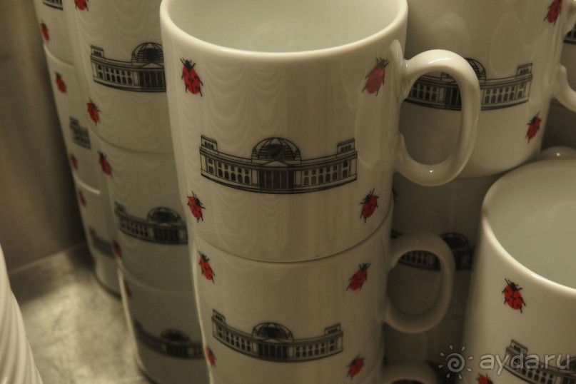 ПРОВЕЛИ МИМО СТОЛОВОЙ  В РЕЙХСТАГЕ, НЕ МОГЛА НЕ ЩЁЛКНУТЬ ИХ ПОСУДУ