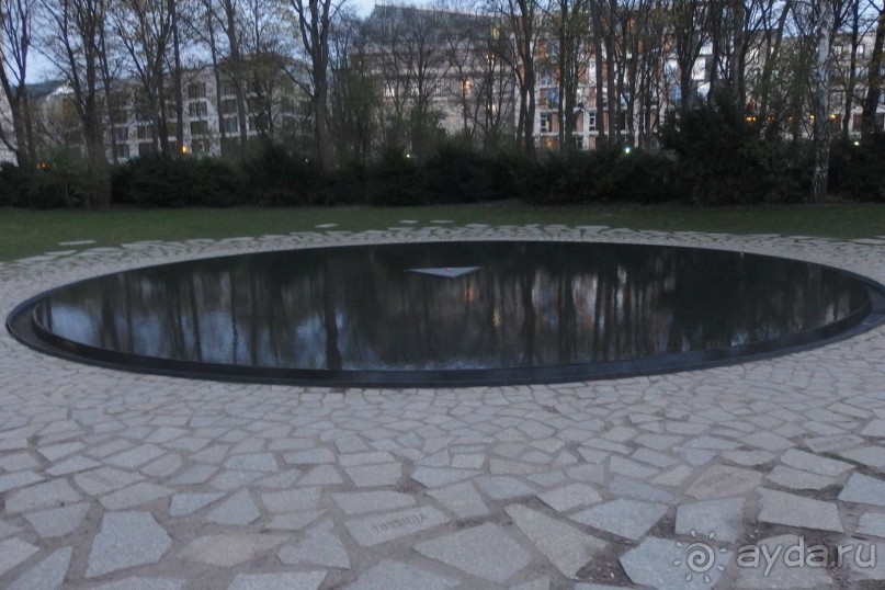 МЕМОРИАЛ ЦЫГАНАМ. ЖЕРТВАМ ХОЛОКОСТА