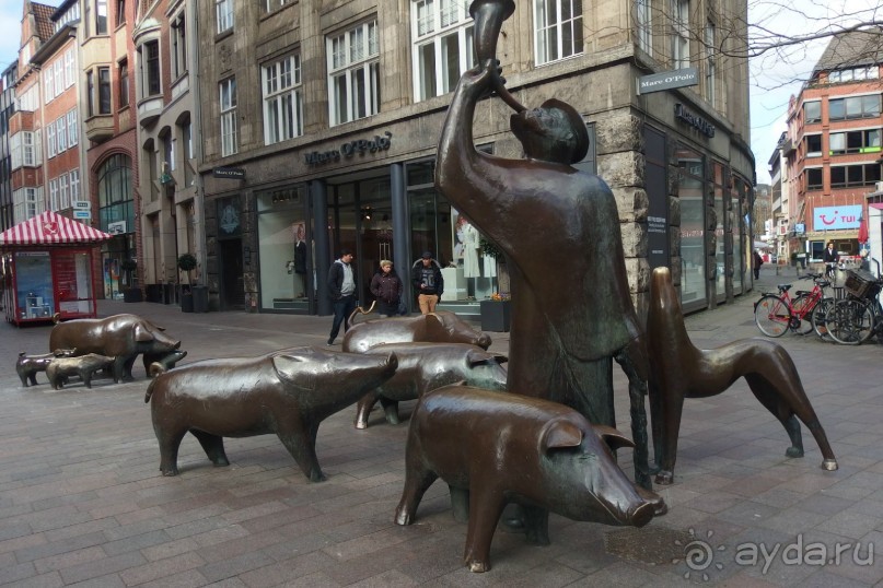 ПО ЭТОЙ УЛИЦЕ СВИНЕЙ ВОДИЛИ...