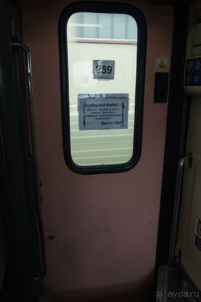 СПРАВА КНОПКА, ЧТОБЫ ОТКРЫТЬ ДВЕРЬ.