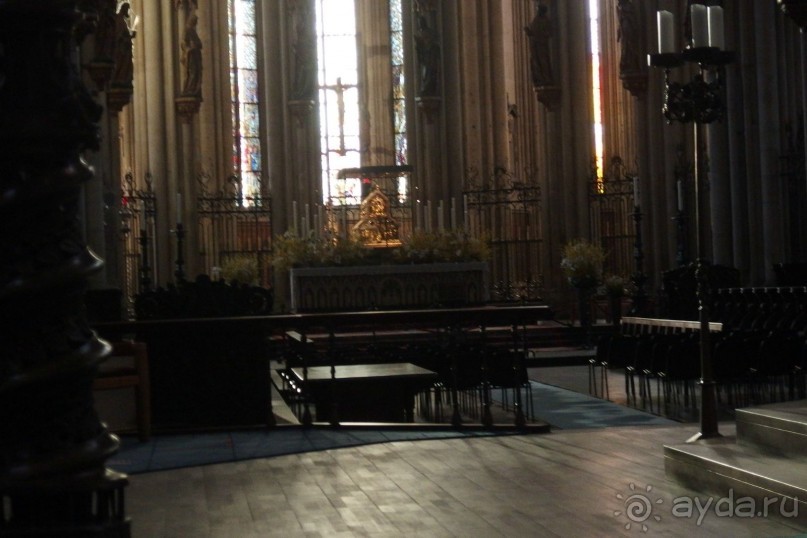 ГЛАВНАЯ РЕЛИКВИЯ ЛАРЕЦ ТРЁХ ВОЛХВОВ. БЛИЖЕ НЕ ПОДОЙТИ, ФОТО МЕЖДУ ПРУТЬЯМИ ЧУГУННОЙ ОГРАДЫ