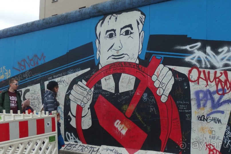 БЕРЛИНСКАЯ СТЕНА, ОТДАННАЯ ГРАФФИТИ