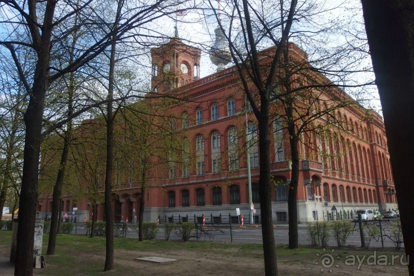 КРАСНАЯ РАТУША