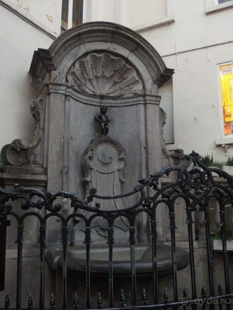 ПИСАЮЩИЙ МАЛЬЧИК