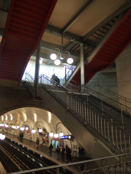 СТАНЦИЯ ПАРИЖСКОГО МЕТРО