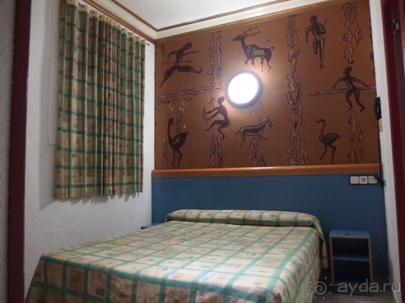 ОКНО ВЫХОДИТ В ШАХТУ, НЕБО ВЫСОКО