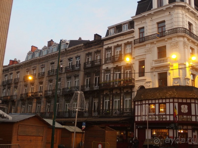 ЗДАНИЯ НА ПЛОЩАДИ ГРАНД ПАЛАС