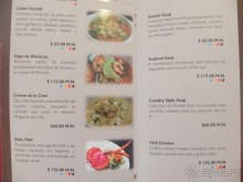 наверху куриный суп, ниже суп seafood приносили другой. см моё фото