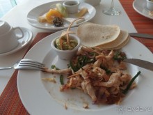 сырная тарелка и курица с беконом