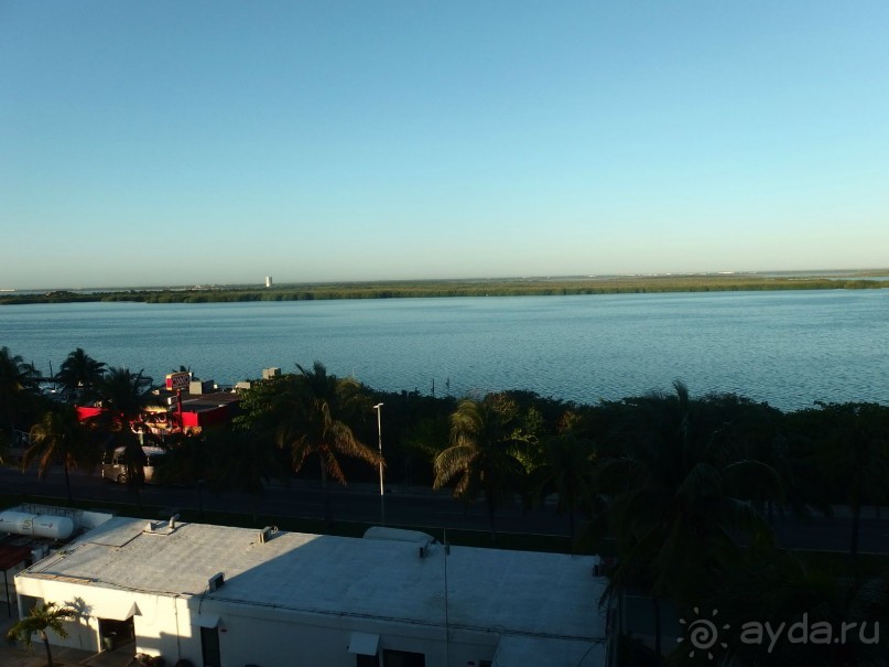 вид из окна номера без балкона на лагуну