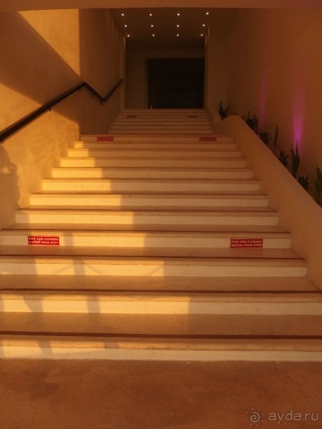 лестница из холла к бассейну.  ресторану и пляжу
