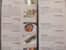 наверху лодочка с морепродуктами. в капустном листе креветки в соусе, внизу очень острая холодная закуска