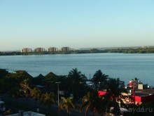 вид из окна номера без балкона на лагуну