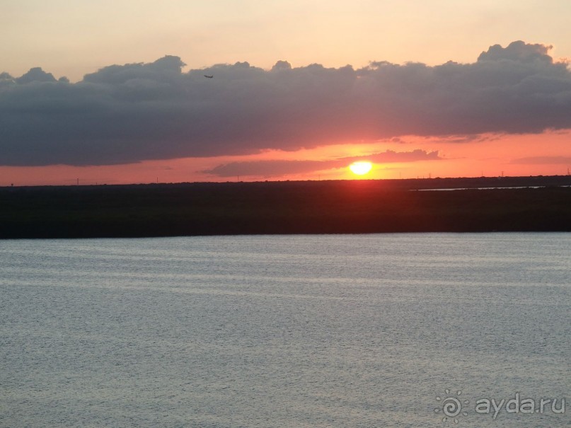 закат из окна номера без балкона
