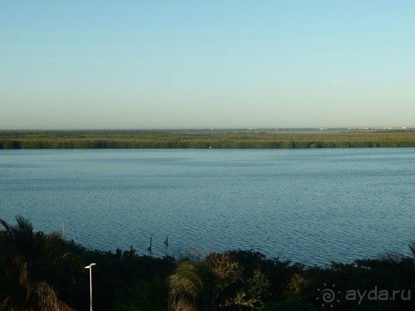 вид из окна номера без балкона на лагуну