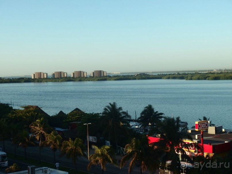 вид из окна номера без балкона на лагуну