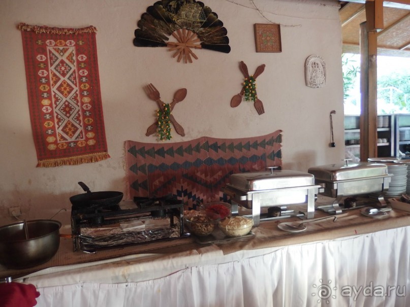 делают омлет. яйца и готовый омлет измельченный